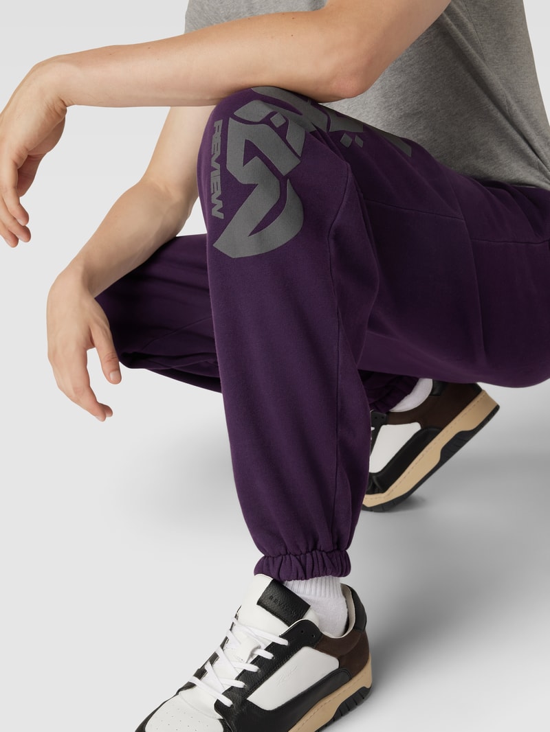 Sweatpants mit Label-Print Modell 'GOTHIC' - REVIEW x MATW in lila