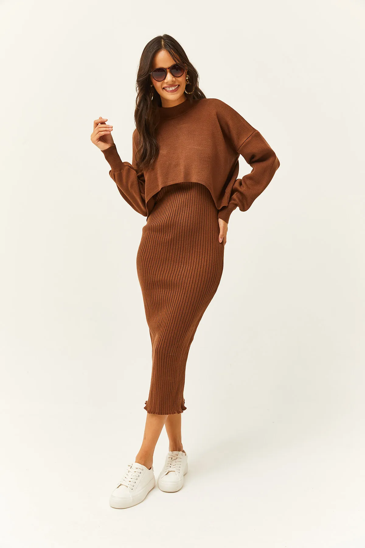 Olalook  Damen-Strickanzug in Bitterbraun mit Oberteil, bauchfreiem Pullover, Trägerkleid unten, TKM-19000176