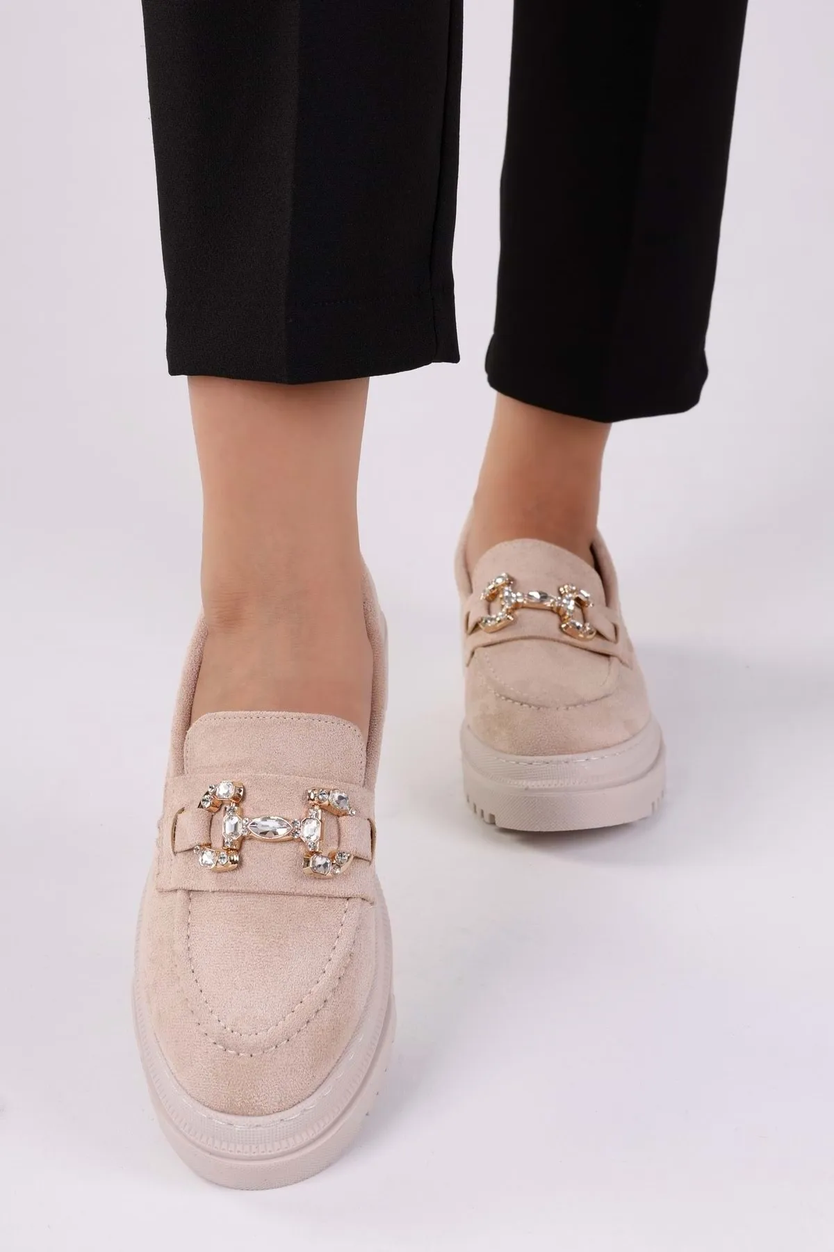 Shoeberry  Damen-Loafer Lucie aus beigem Wildleder mit Steinschnalle