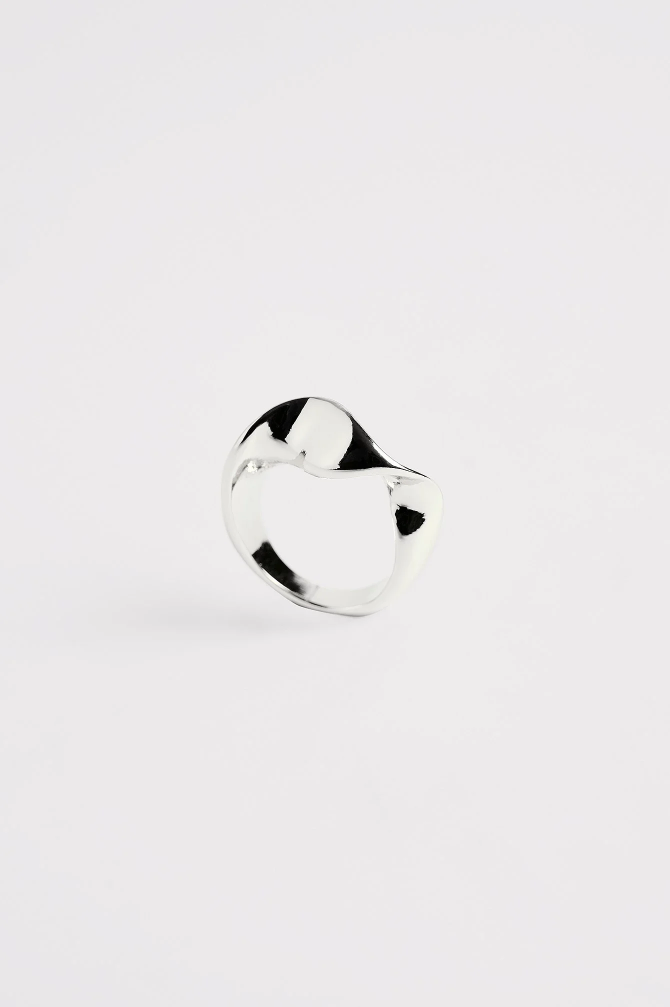 Versilberter klobiger Ring