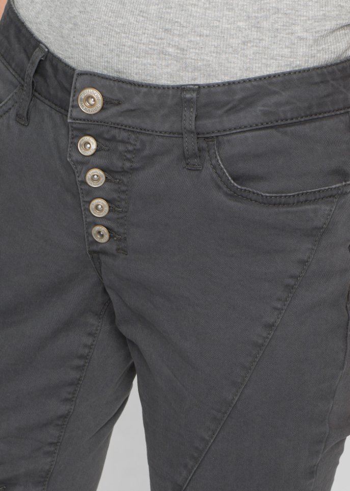 Hose mit schräger Knopfleiste