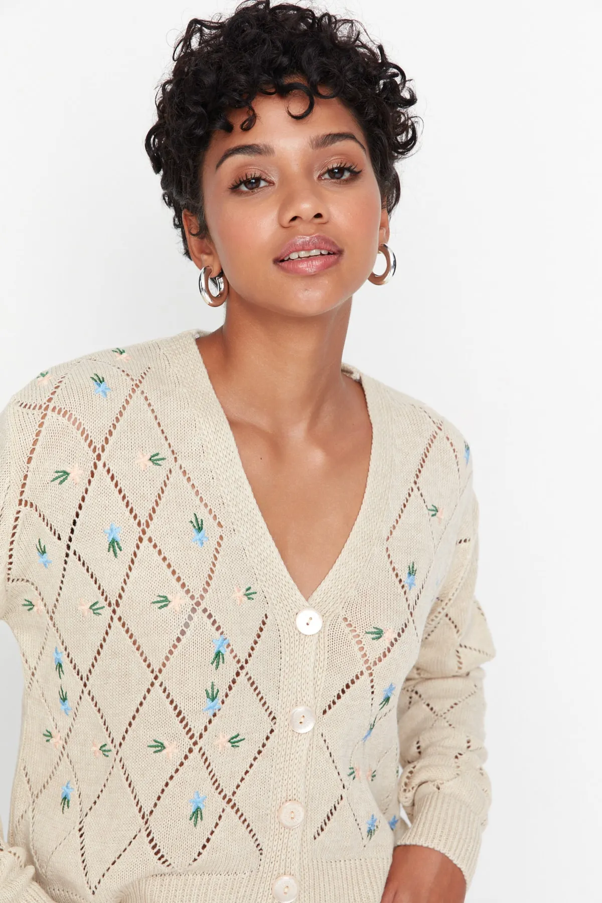 Trendyol Collection  Strickjacke mit Steinstickerei TWOAW22HI0188