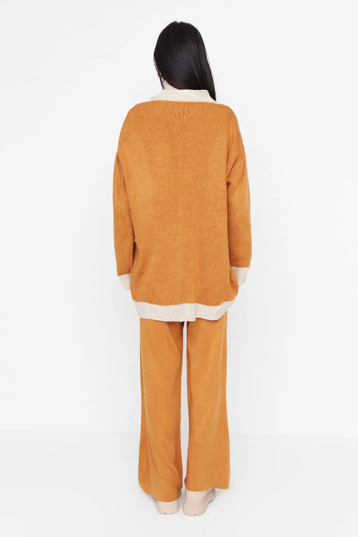 Trendyol Modest  Senfgelbes Strickset mit Strickjacke und Hose mit Streifendetail TCTAW22AU0156