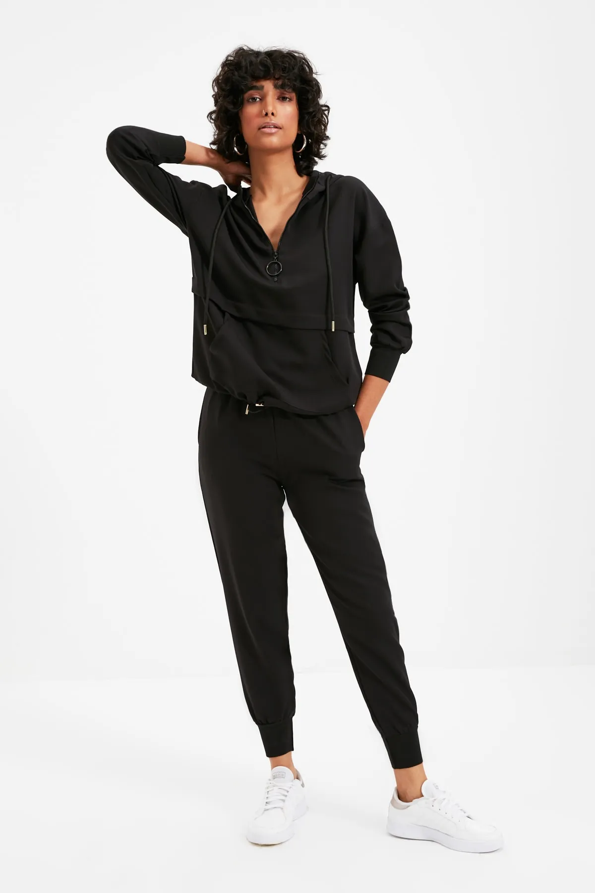 Trendyol Collection  Schwarzes Set aus gewebtem Ober- und Unterteil mit Kapuze TWOAW22AU0111