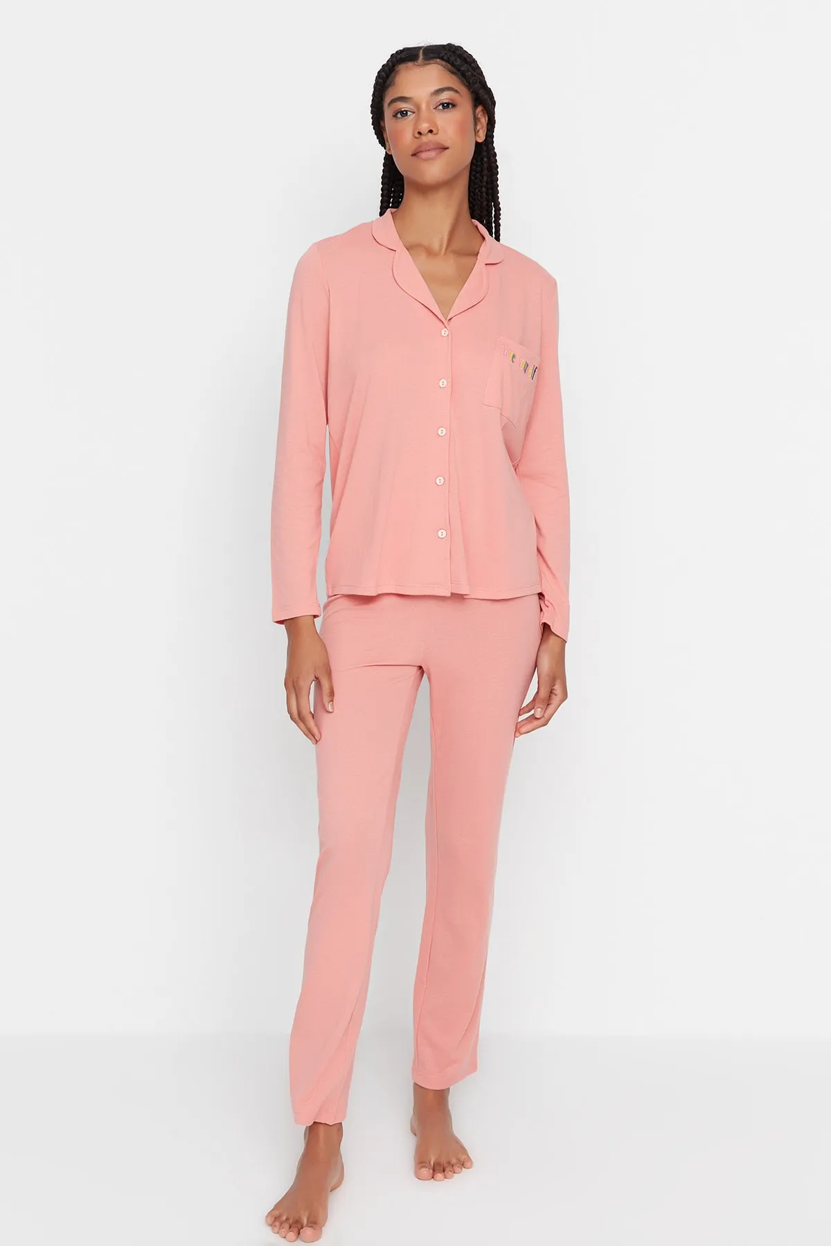 Trendyol Collection  Rosa besticktes Pyjama-Set aus Strick THMAW23PT00151