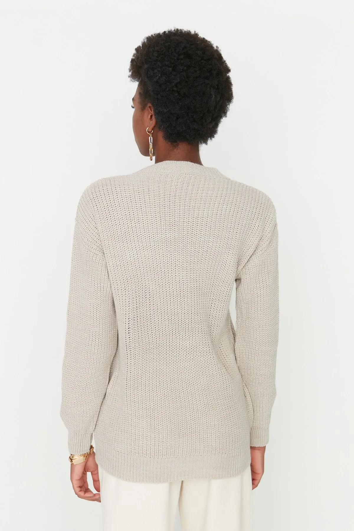 Trendyol Collection  Beigefarbener Strickpullover mit V-Ausschnitt und Lochmuster TWOAW21KZ0690