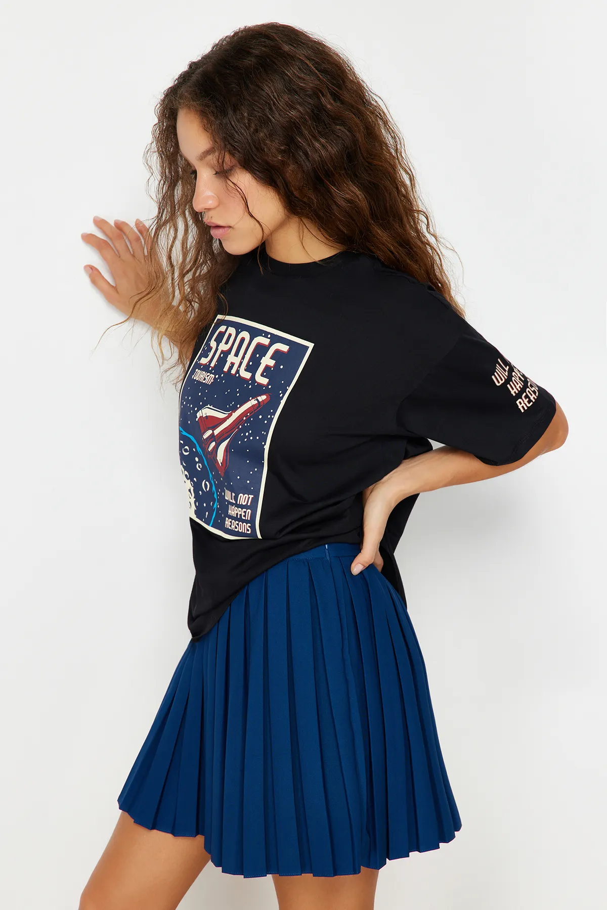 Trendyol Collection  Schwarzes Strick-T-Shirt mit Rundhalsausschnitt und Weltraum-Print aus 100 % Baumwolle im Boyfriend-Stil TWOSS21TS3663