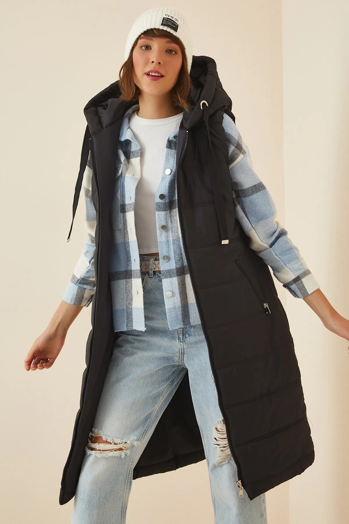 Happiness İstanbul  Schwarze, ärmellose Pufferweste mit Kapuze für Damen DD01010