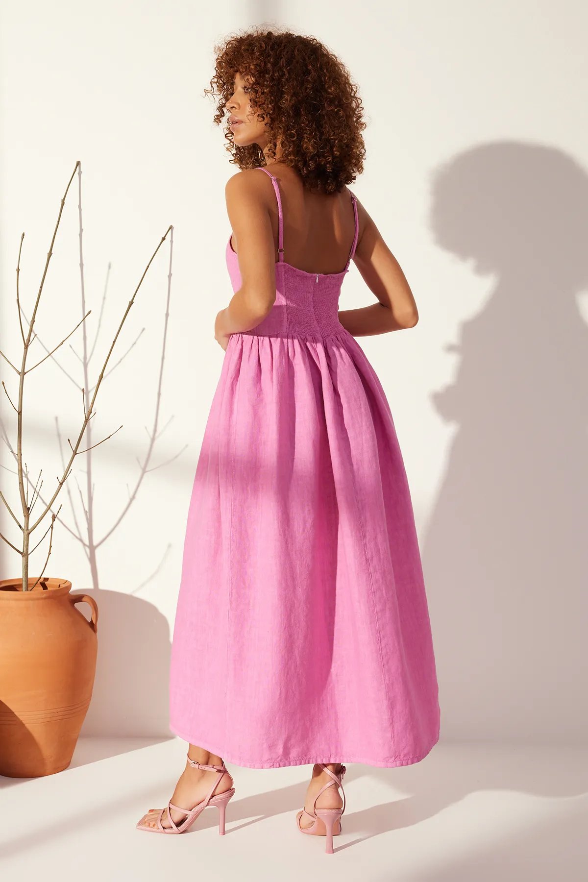 Trendyol Collection  Rosa Maxikleid mit Trägern aus 100 % Leinen TWOSS24EL00667