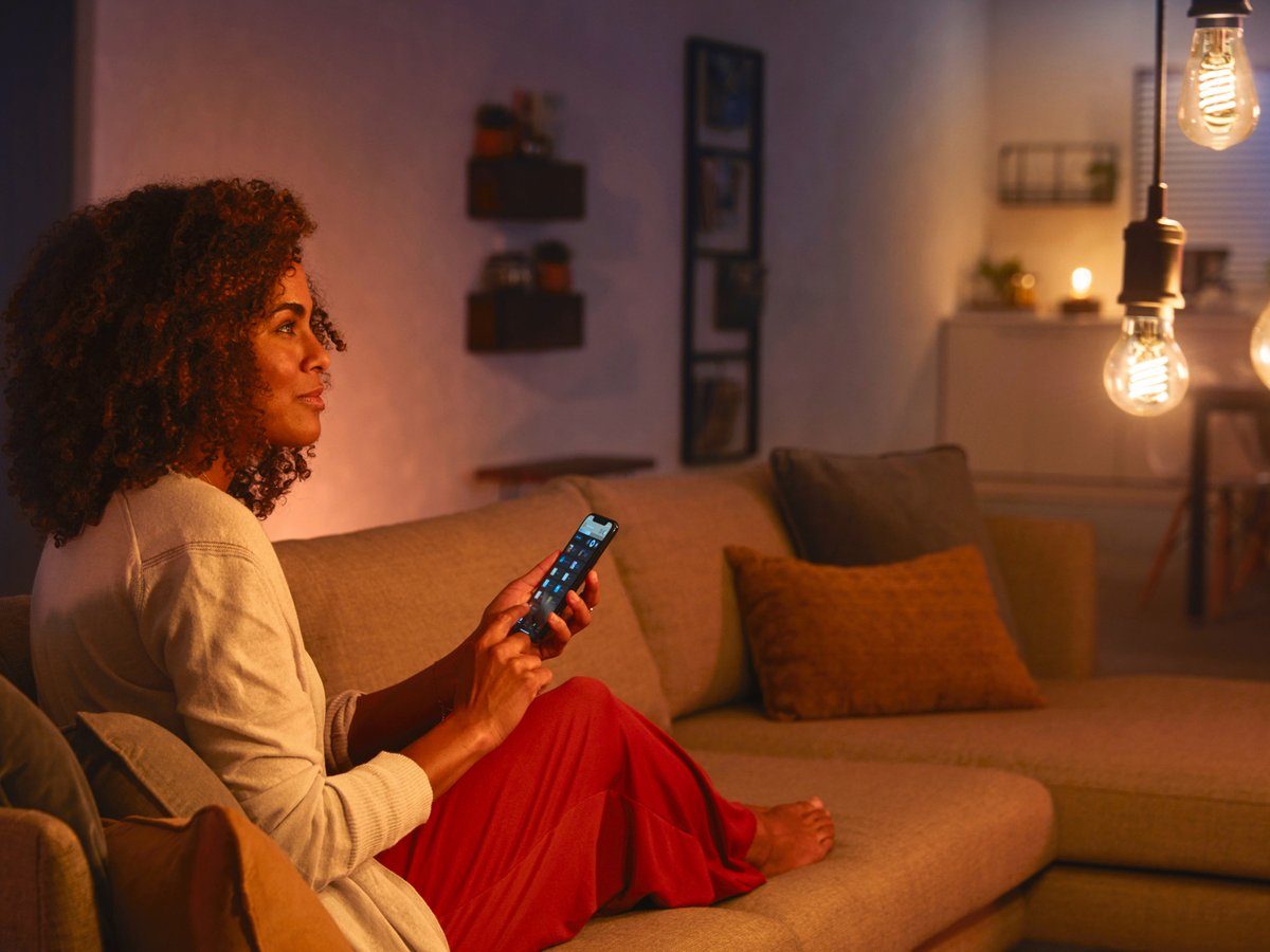 Philips Hue Smarte LED-Leuchte White E27 Filament Globe G93 550lm
