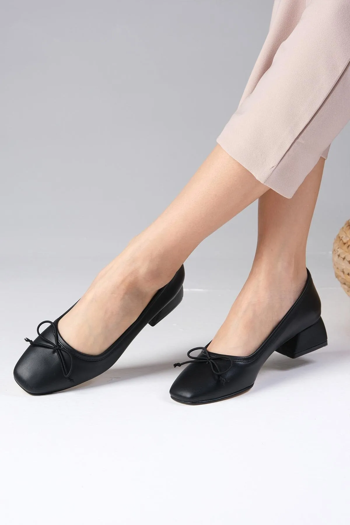 Mio Gusto  Bellamy Damen-Schuhe mit niedrigem Absatz und schwarzer Schleife