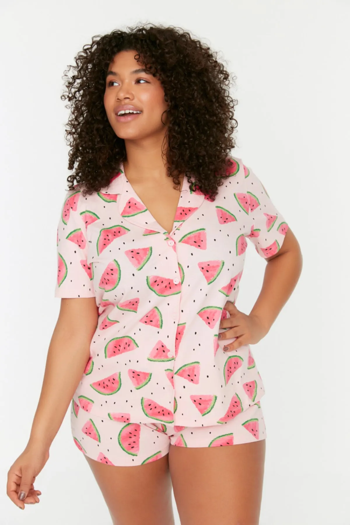 Trendyol Curve  Puderfarbenes bedrucktes Pyjama-Set aus Strick mit Knöpfen TBBSS22PT0707