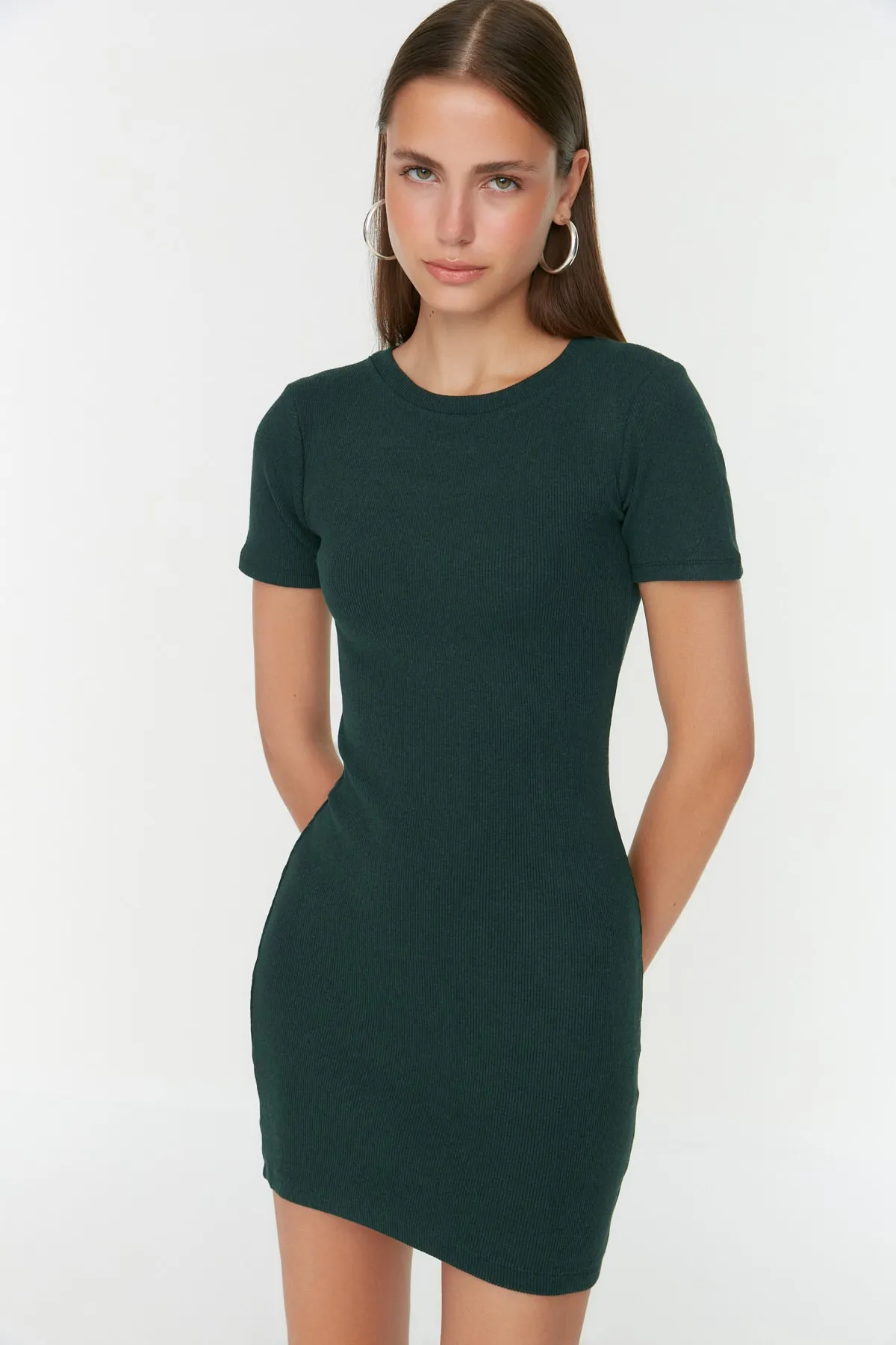 Trendyol Collection  Smaragdgrünes, figurbetontes Mini-Bleistiftkleid aus geripptem Strick mit Rundhalsausschnitt TWOSS19AD0053