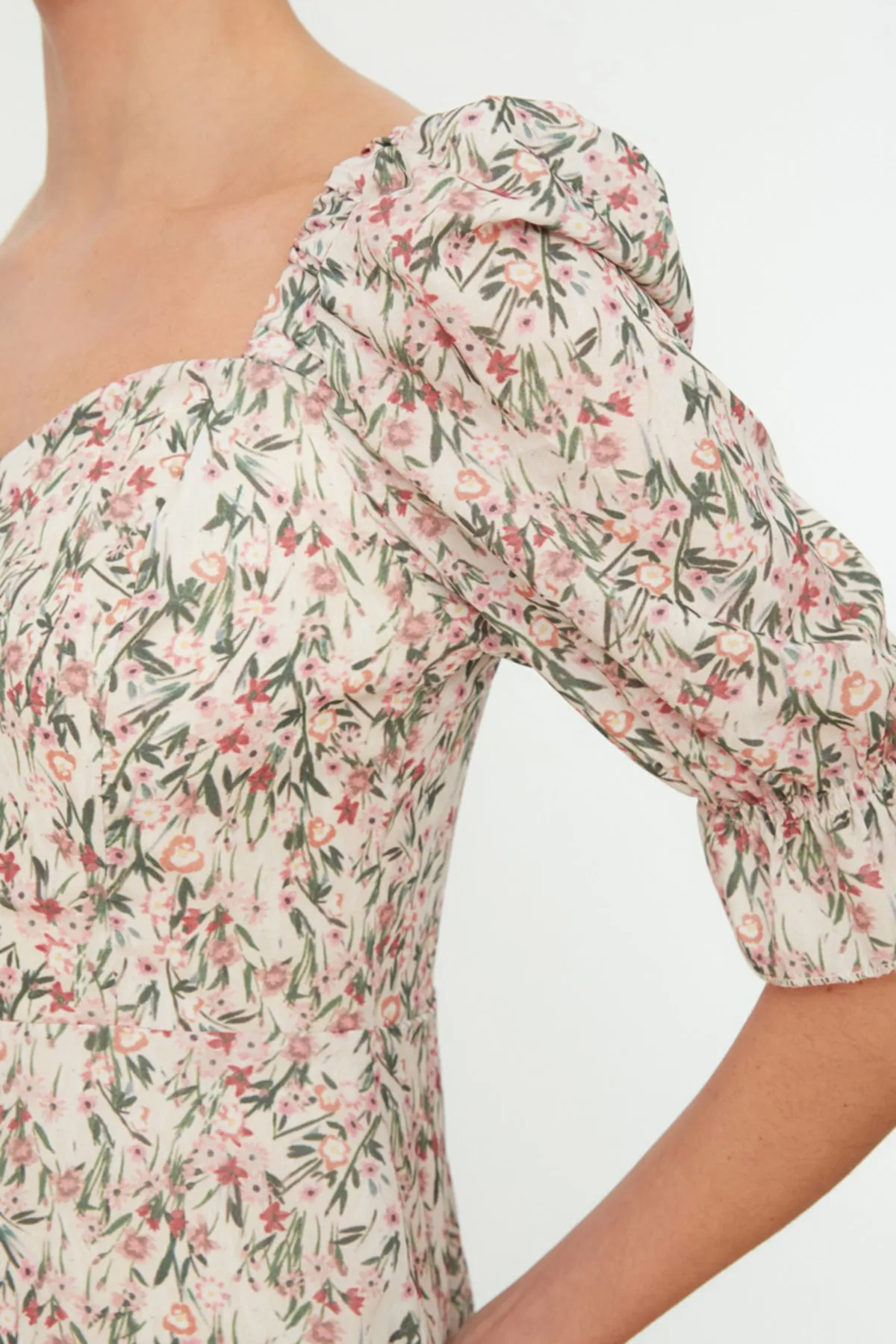 Trendyol Collection  Steinbetontes, gewebtes, gefüttertes, gewebtes Kleid mit Blumenmuster TWOSS21EL0864