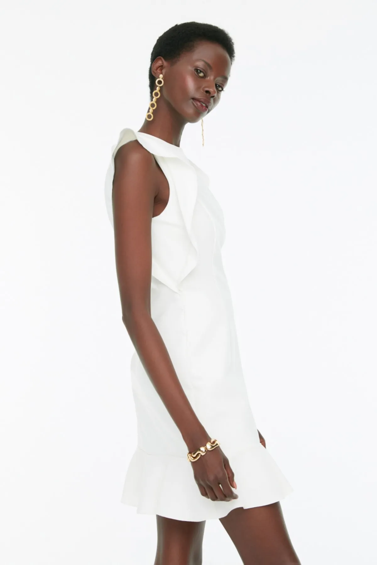 Trendyol Collection  Ecru, figurbetontes, figurbetontes Kleid aus Webstoff mit Mini-Rüschen und Rundhalsausschnitt TWOSS19XB0075