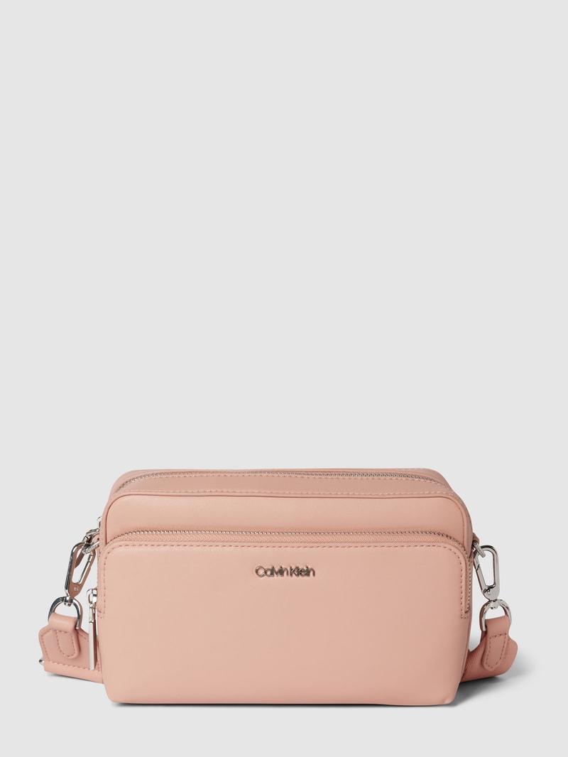 Umhängetasche mit Label-Applikation in rosé