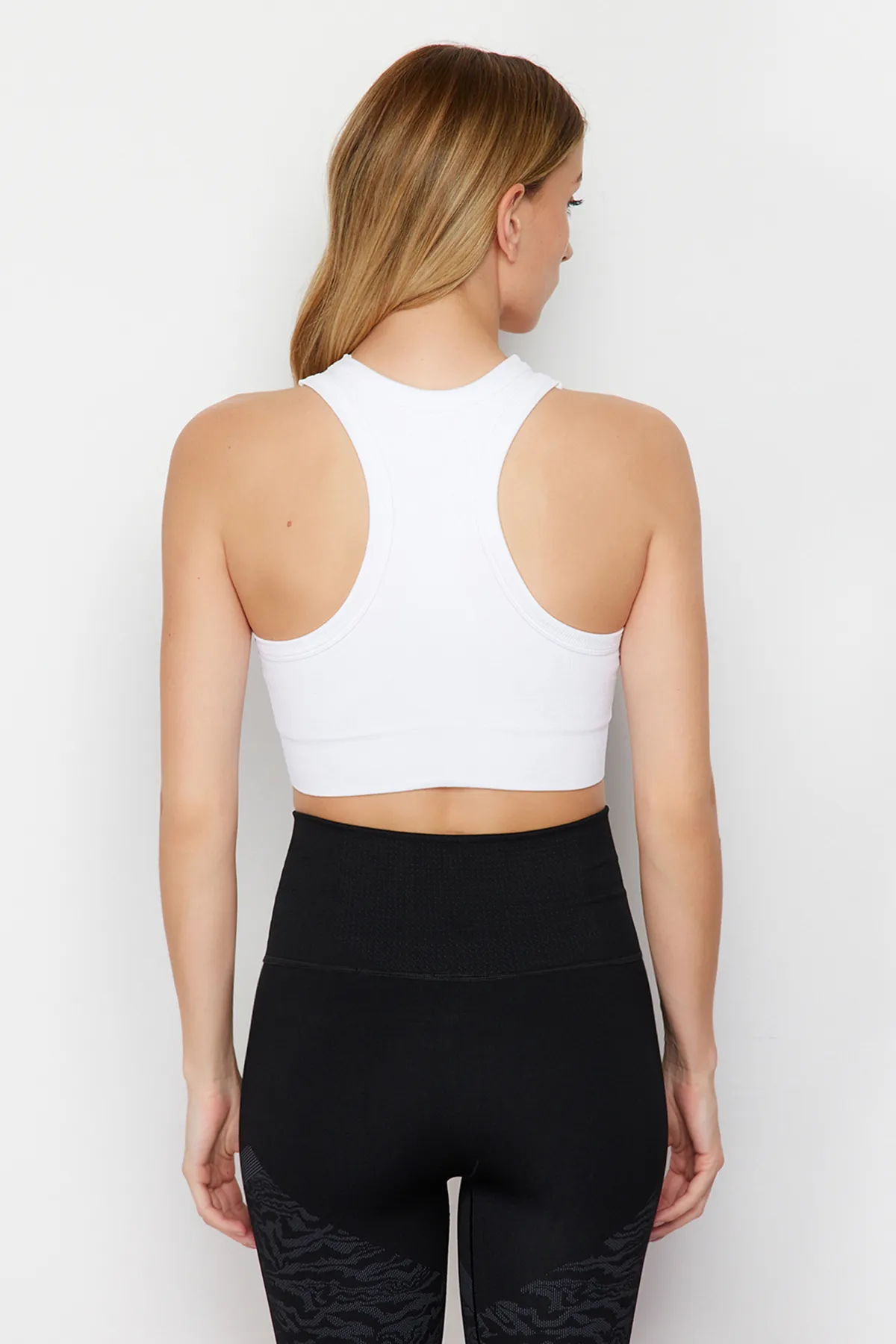 Trendyol Collection  Weißer, schnurgebundener, nahtloser/nahtlos gepolsterter Neckholder-Sport-BH THMSS24SS00014