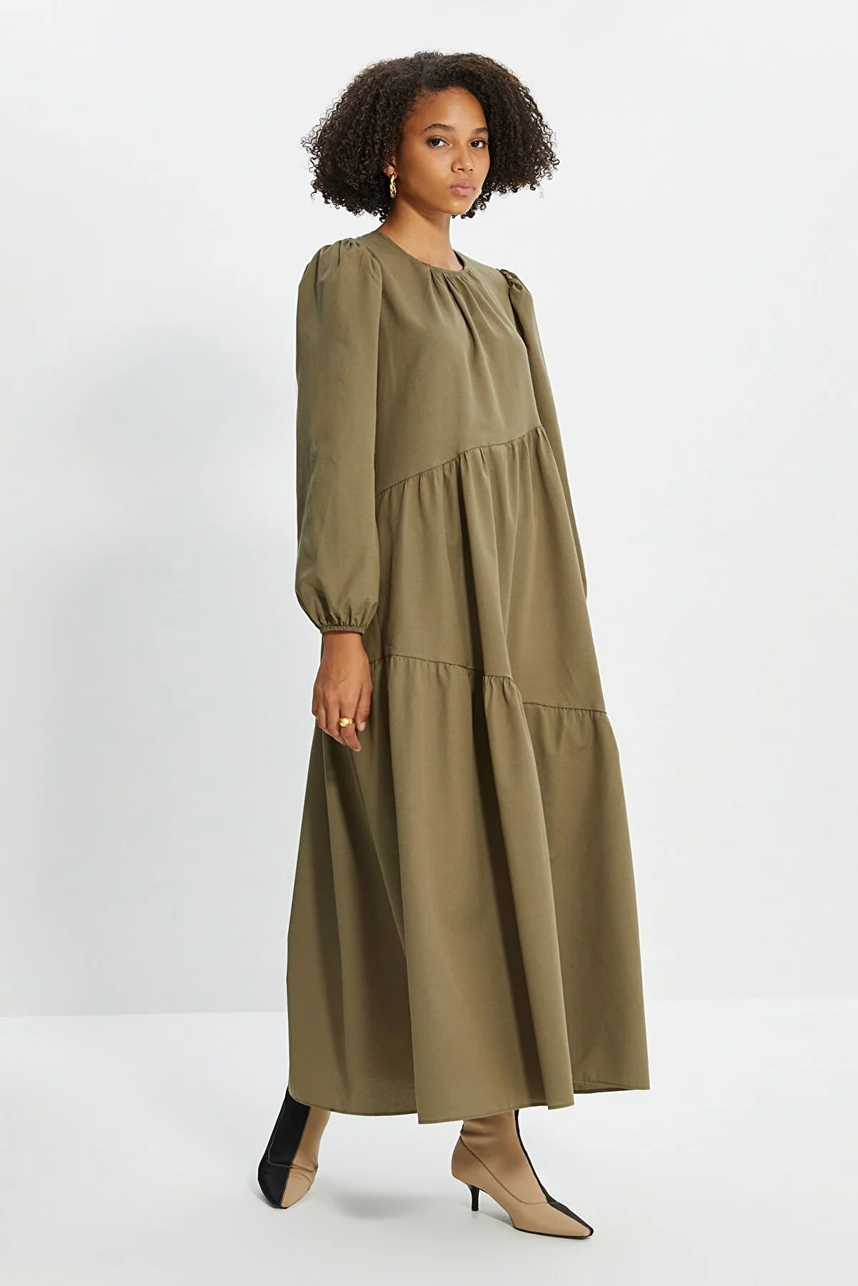 Trendyol Modest  Khakifarbenes, gewebtes Baumwollkleid mit weitem Schnitt und Raffung TCTSS21EL3470