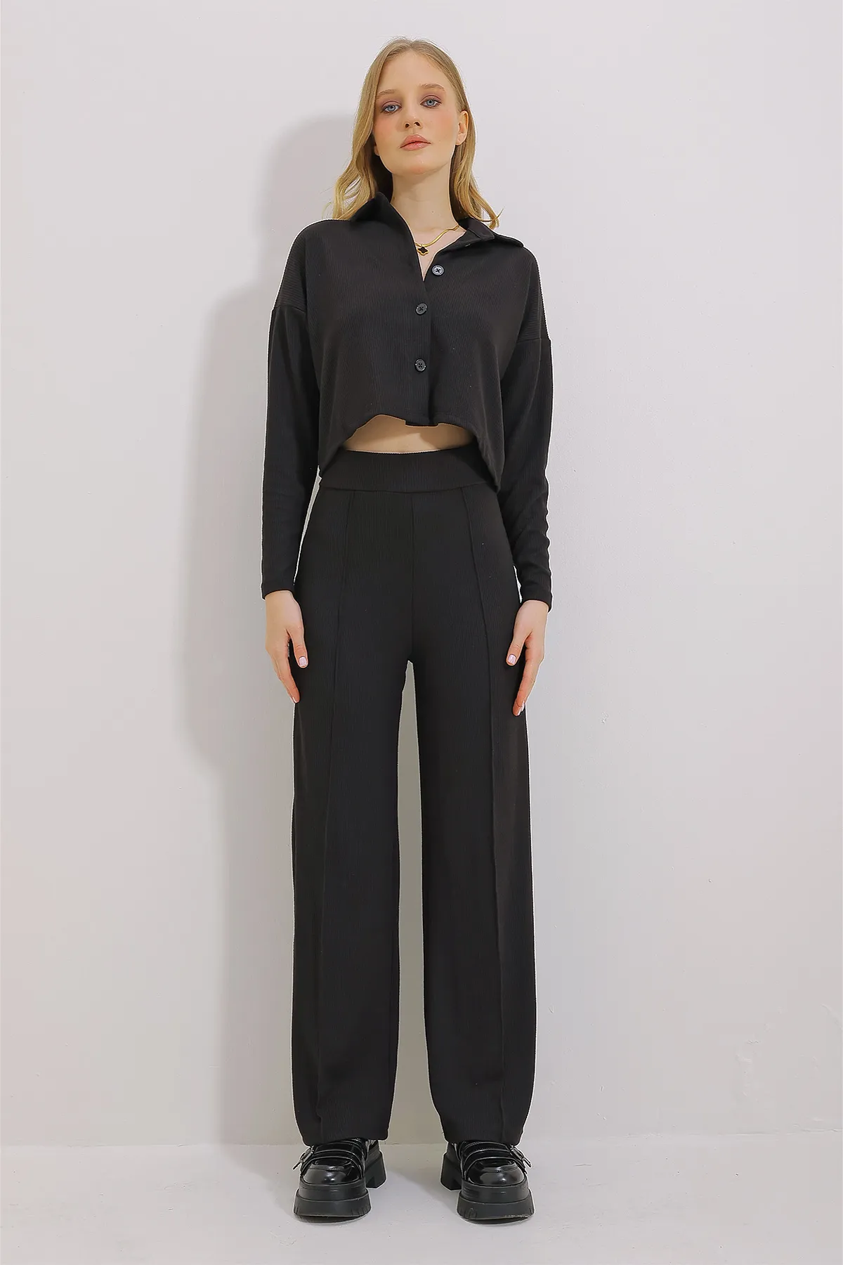 Trend Alaçatı Stili  Schwarzes Damen-Doppelset aus kurzem Strickhemd und Palazzo-Hose „Thessaloniki“ ALC-X11443