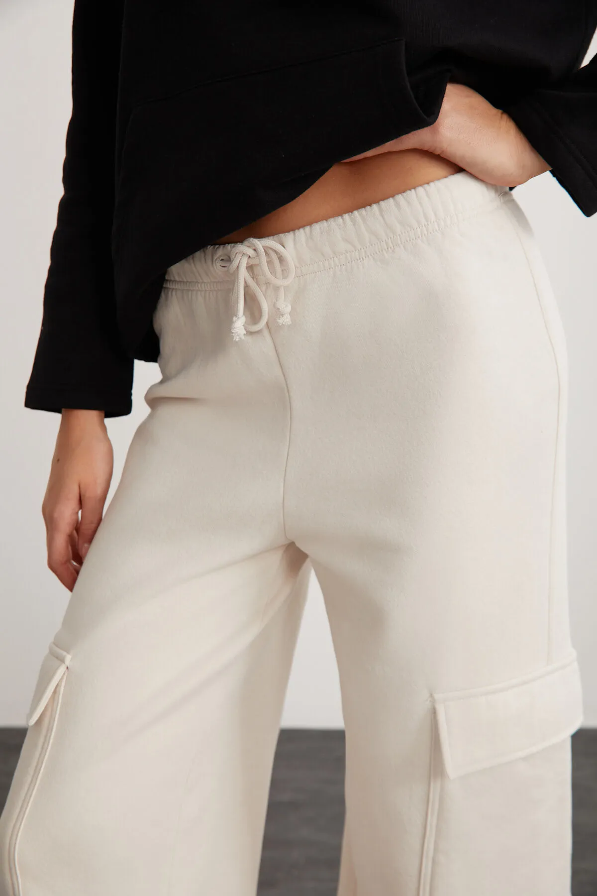 GRIMELANGE  LYRA Jogginghose für Damen, 100 % Baumwolle, Cargo-Tasche, Ecru