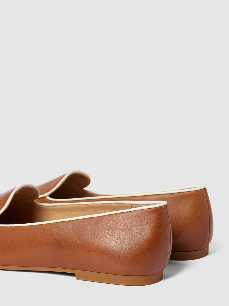Schuhe mit Kontraststreifen in cognac