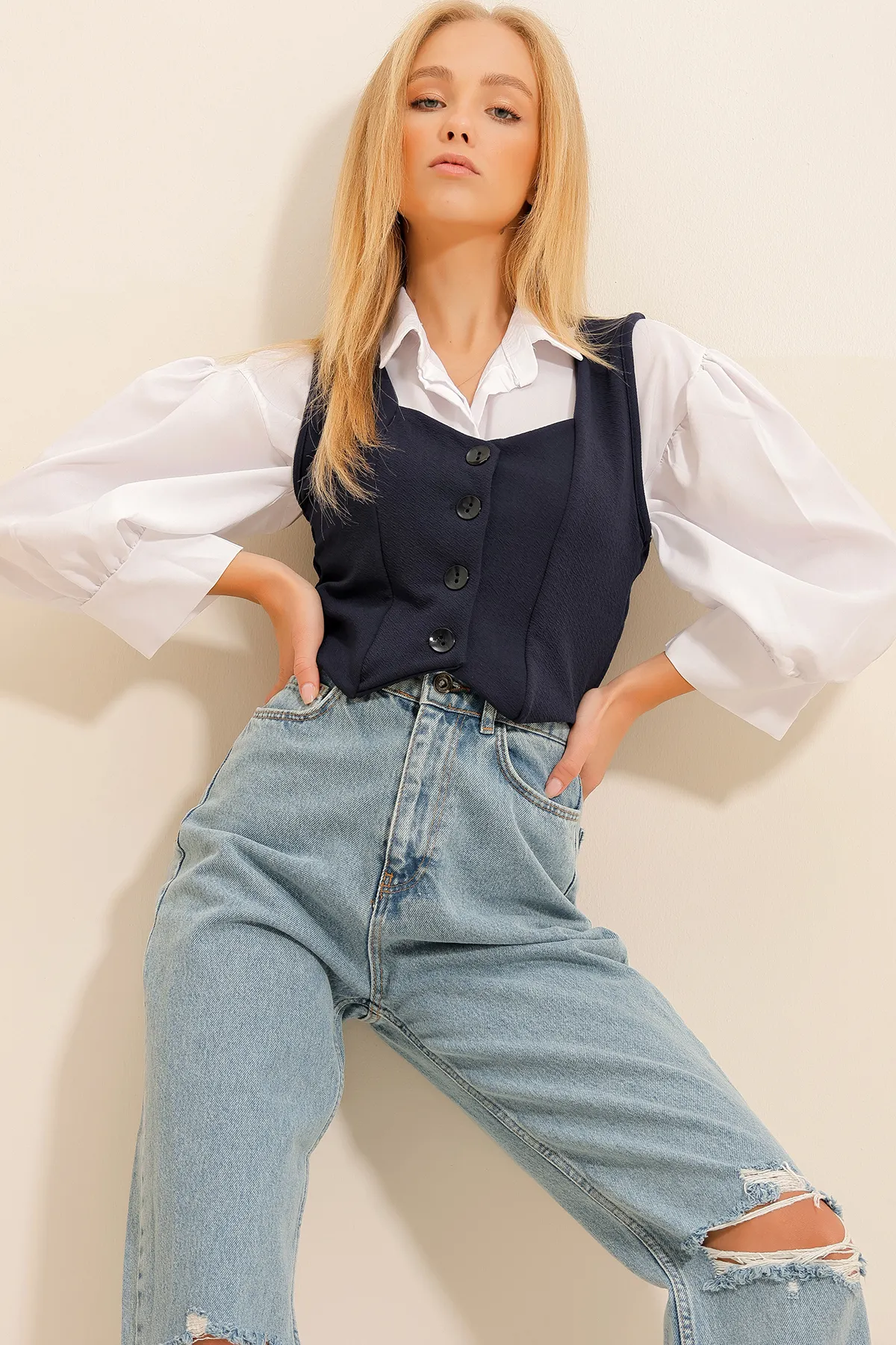 Trend Alaçatı Stili  Marineblaue, geknöpfte Crop-Weste mit Herzkragen für Damen ALC-X11053