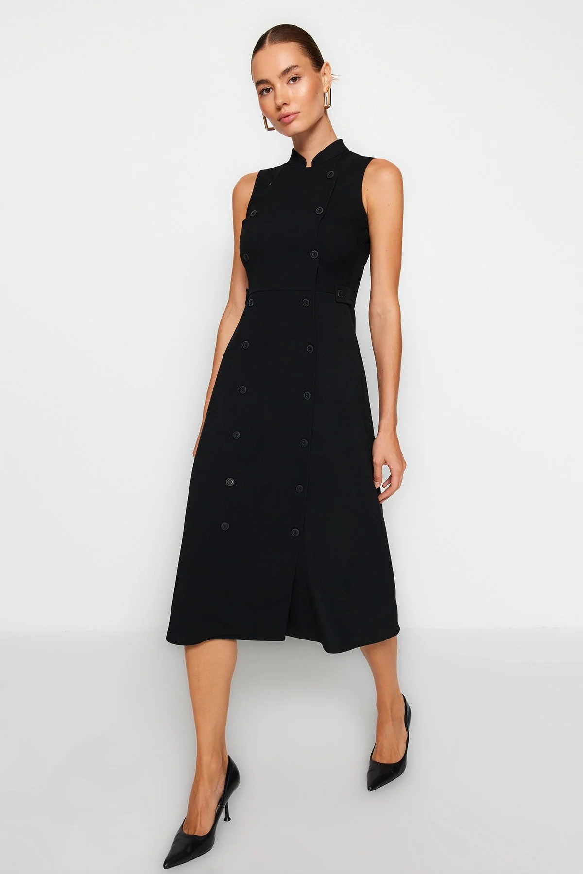 Trendyol Collection  Schwarzes Midi-Webkleid mit geknöpftem Häuptlingskragen TWOAW24EL00422