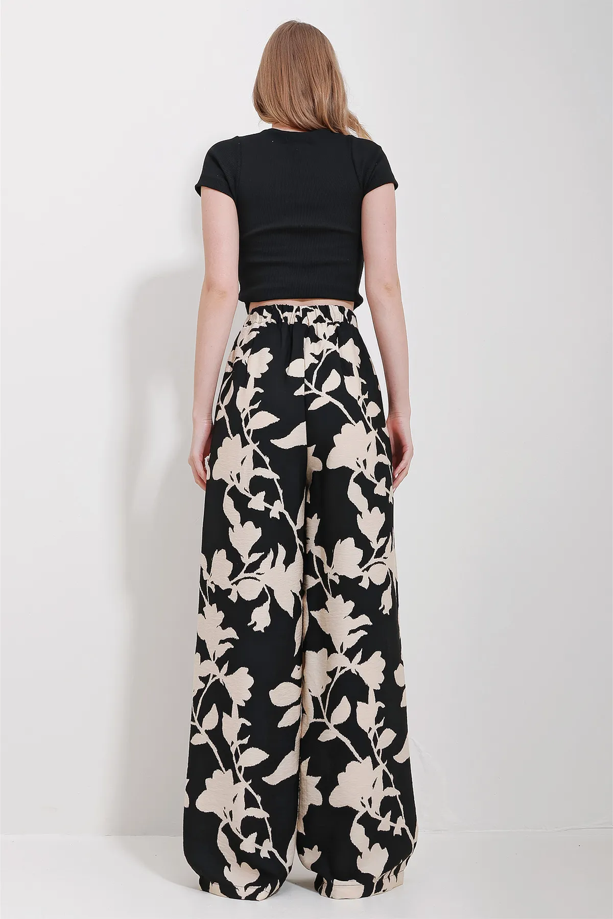 Trend Alaçatı Stili  Damenhose mit lässigem Schnitt und Muster in Vanille-Schwarz ALC-X6528