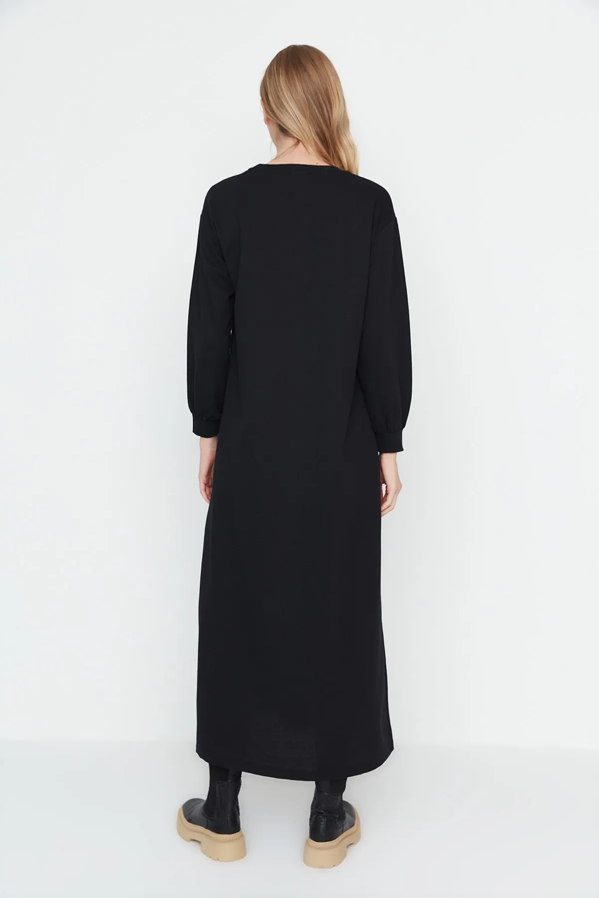 Trendyol Modest  Schwarzes Strickkleid mit Knöpfen und Rock TCTAW23EB00214