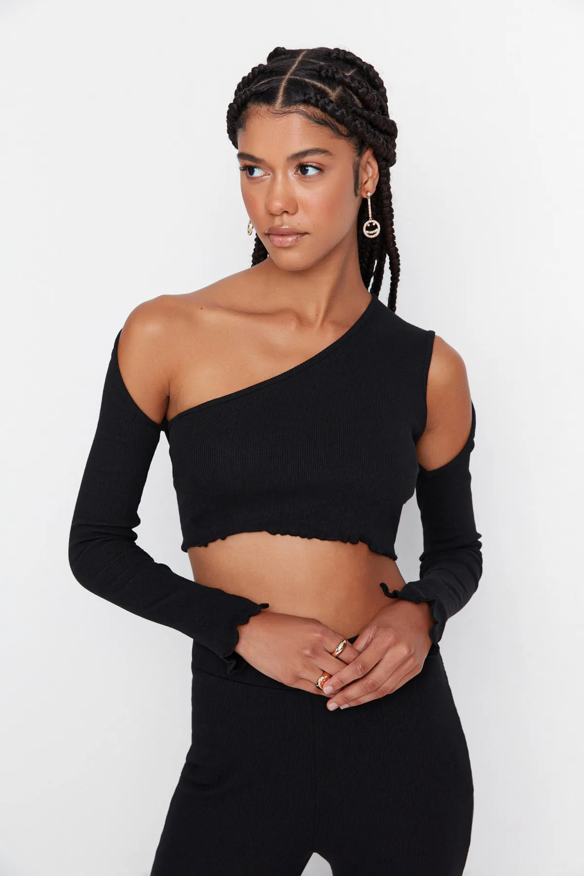 Trendyol Collection  Schwarzes asymmetrisches Set aus Oberteil und Unterteil aus Strick mit Kordelzug TWOAW23AU00058