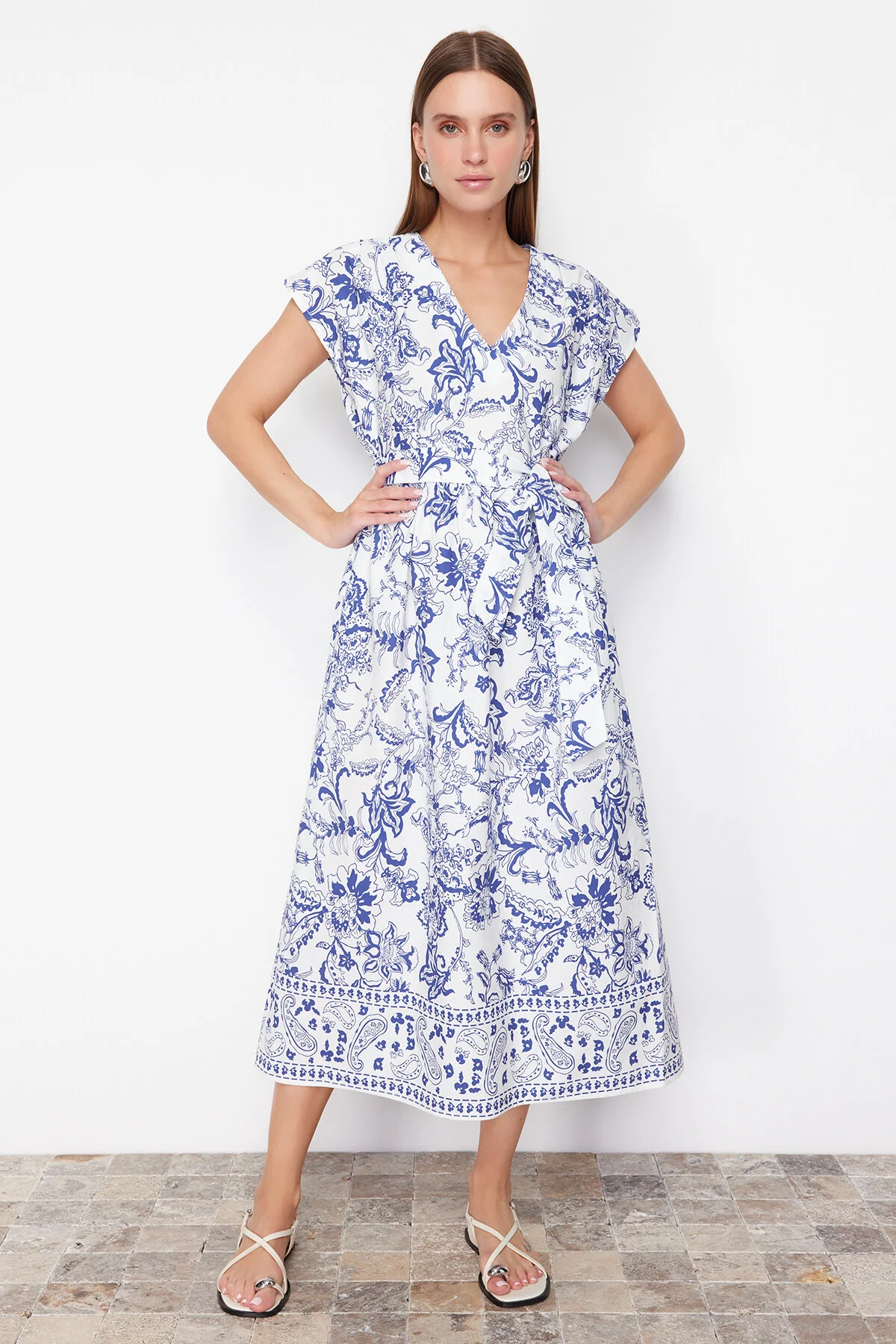 Trendyol Collection  Blaues Midikleid mit V-Ausschnitt und Gürtel und Blumenmuster - 100 % Baumwolle TWOSS24EL00534