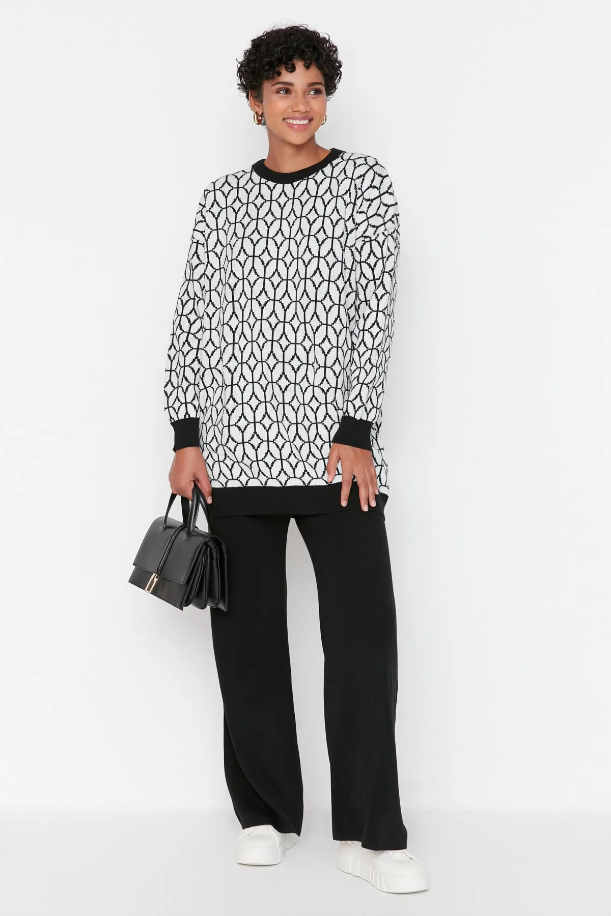 Trendyol Modest  Schwarzes Strickset aus Pullover und Hose mit geometrischem Muster TCTAW23US00006