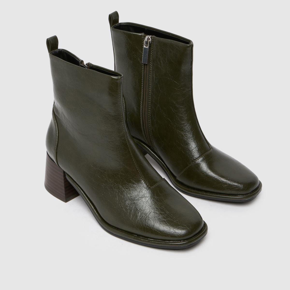 Schuh – Khakifärgade krokodilstövlar med bred passform och bowiemönster