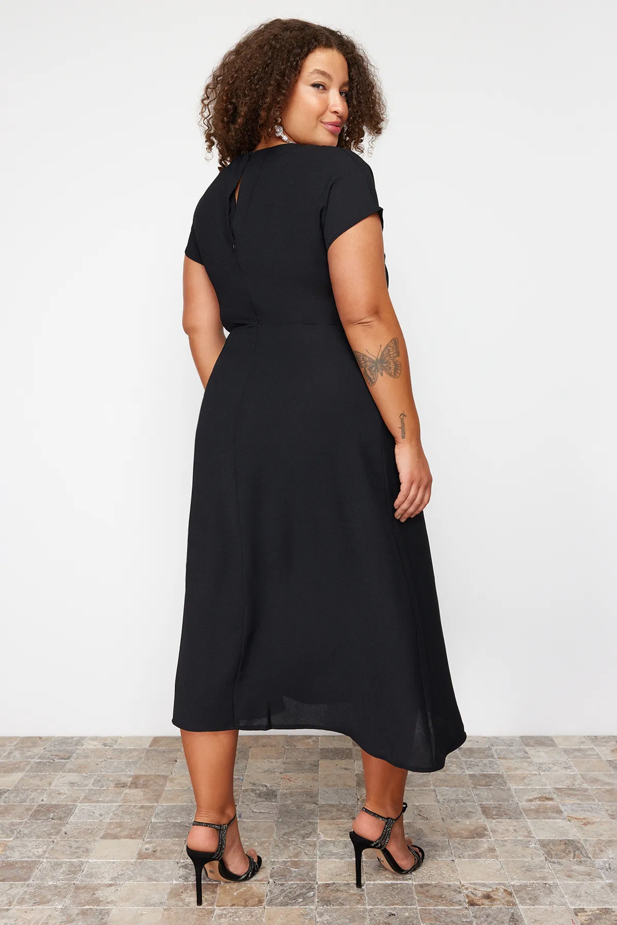 Trendyol Curve  Schwarzes A-Linien-Maxi-Gewebekleid TBBSS24AH00015