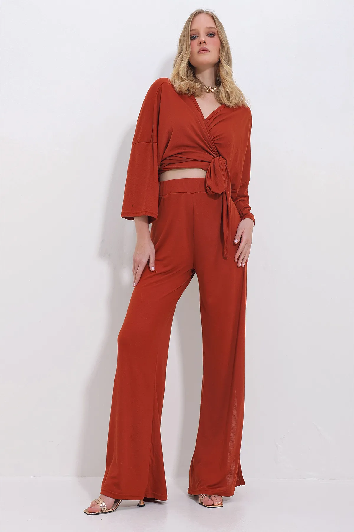 Trend Alaçatı Stili  Zweireihiger Damenanzug mit ziegelfarbener, zweireihiger Bluse mit Kragen und geschlitzter, locker geschnittener Hose für Damen ALC-X11422