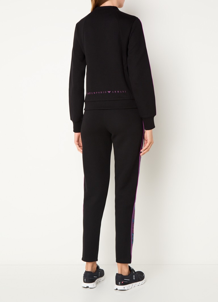 Emporio Armani -verryttelyasu logolla ja sivutaskuilla