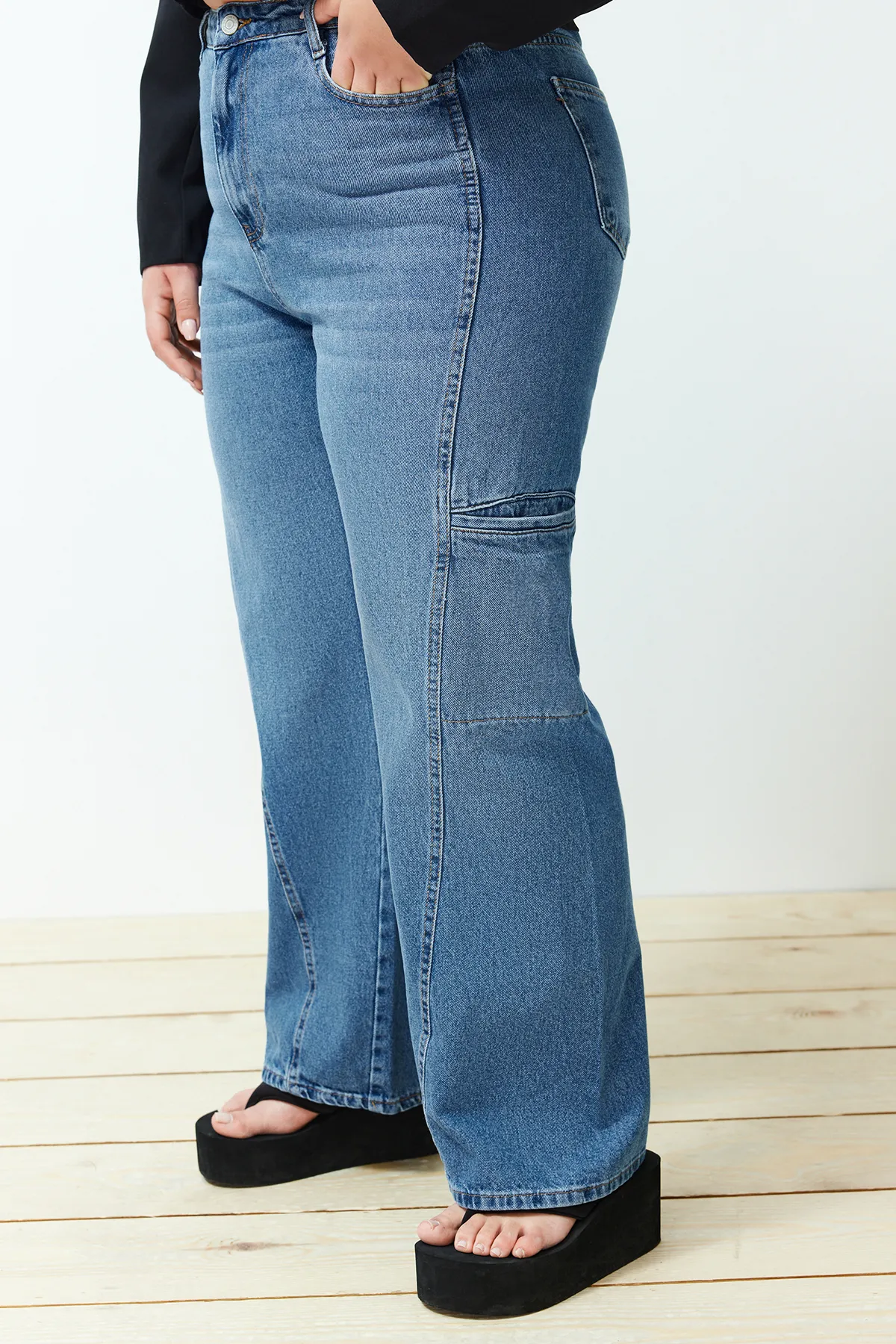 Trendyol Curve  Hellblaue Jeans mit weitem Schnitt TBBSS24CJ00014