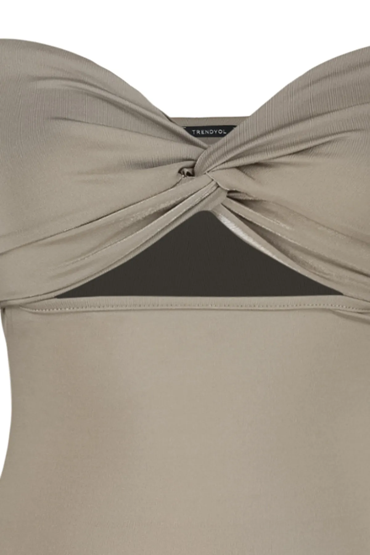Trendyol Collection  Nerzfarbener, trägerloser Body aus Stretch-Strick mit Knoten und Cut-Out-Details TWOSS23BD00075