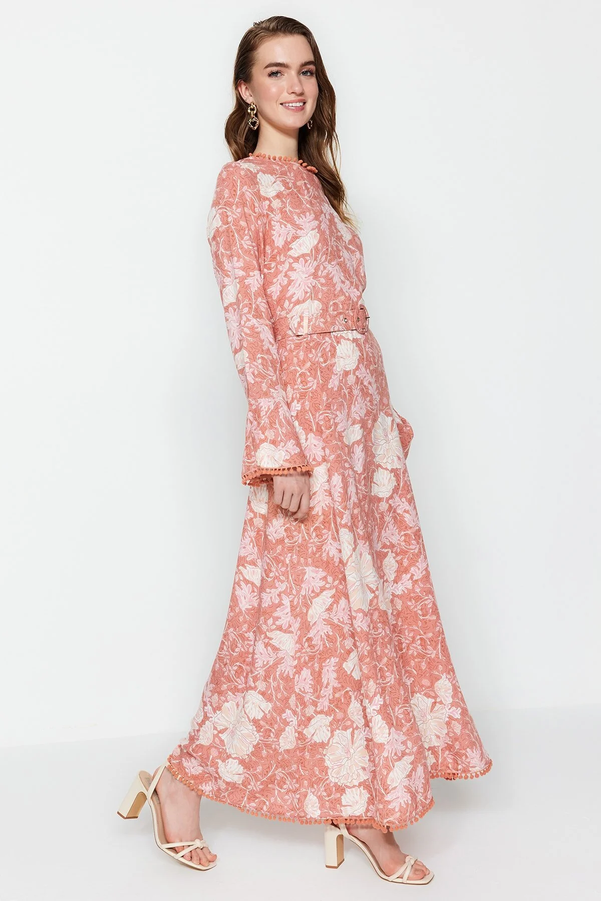 Trendyol Modest  Gewebtes Kleid mit Gürtel und Muster aus getrockneten Rosenblüten TCTSS23EB00189