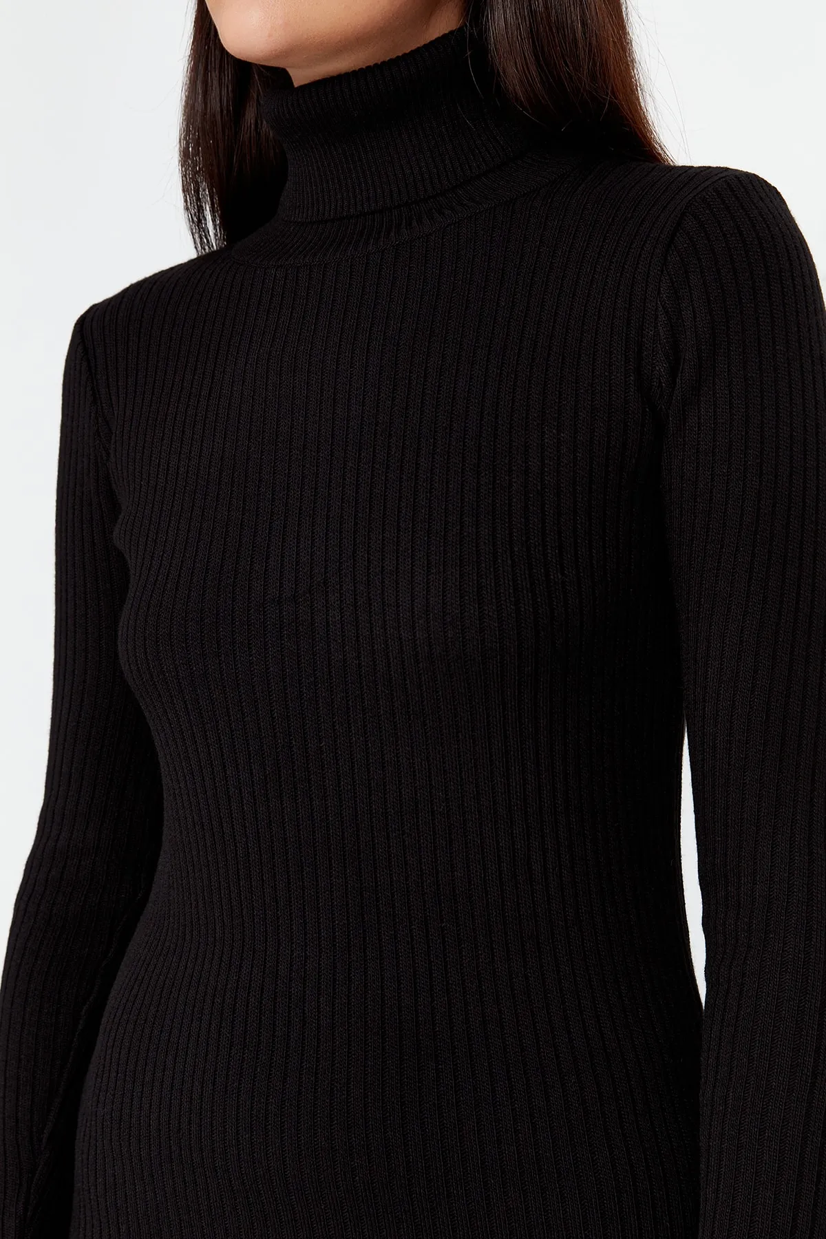 Trendyol Collection  Schwarzes Strickkleid mit Rollkragen und Schlitz und detailliertem Strickmuster TWOAW23EL00662