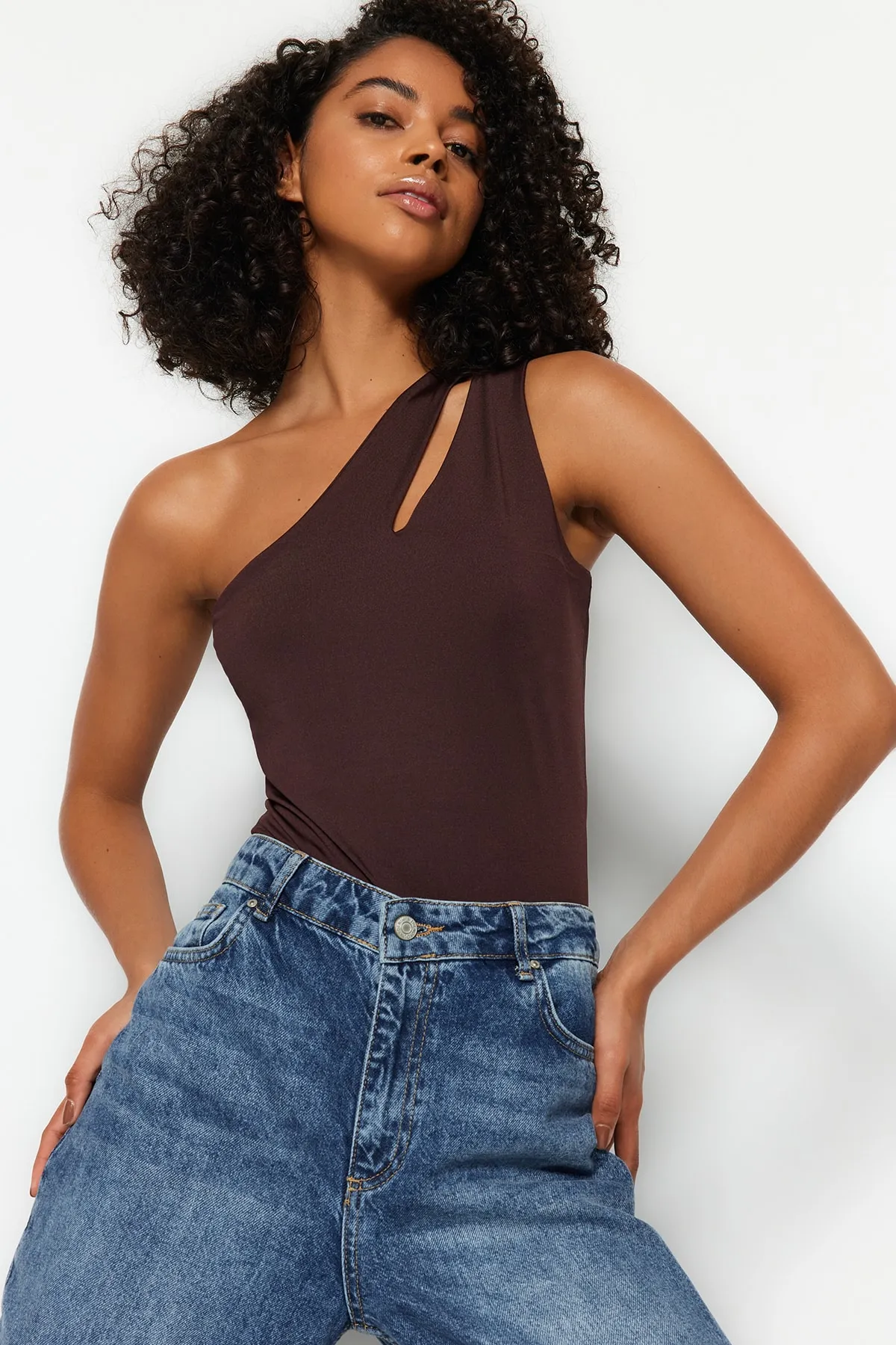 Trendyol Collection  Brauner Stretch-Strickbody mit asymmetrischem Kragen, Cut-Outs und Druckknöpfen TWOSS23BD00014