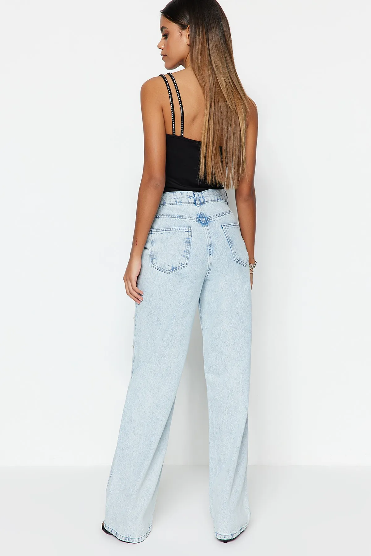 Trendyol Collection  Hellblaue Jeans mit hoher Taille und weitem Bein und Steindetail TWOSS23JE00053