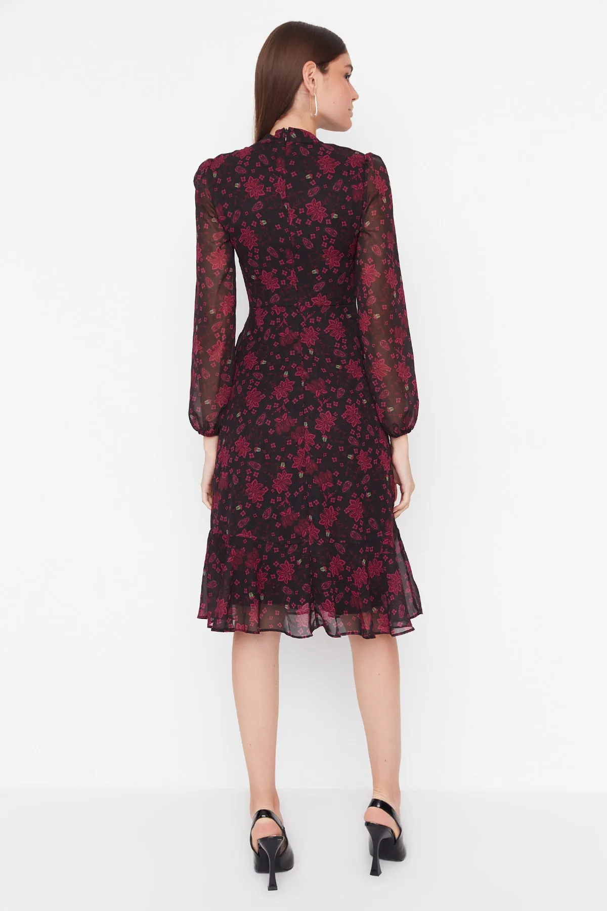 Trendyol Collection  Rosafarbenes, geblümtes A-Linien-Kleid aus Chiffon mit Stehkragen und Midi-Futter TWOAW20EL1313