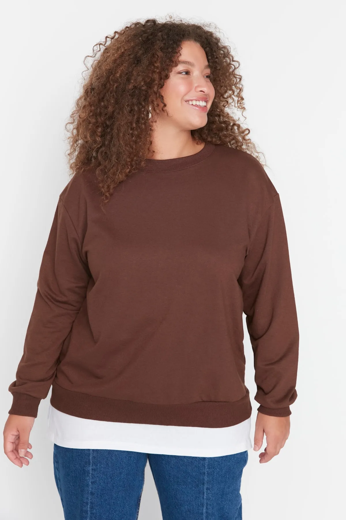 Trendyol Curve  Braunes, dünnes Strick-Sweatshirt im T-Shirt-Look mit tiefem Rückenausschnitt TBBAW23AO00024