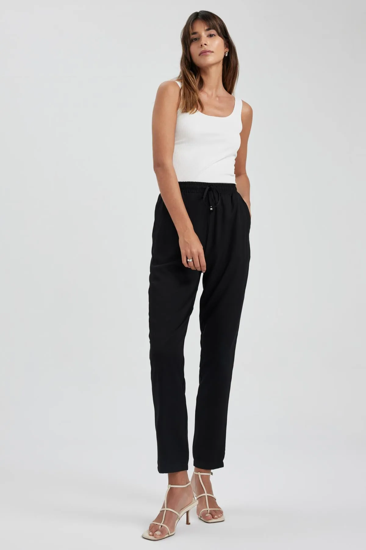 DeFacto  Gewebte Hose mit elastischem Bund und Taschen L3164az23sm
