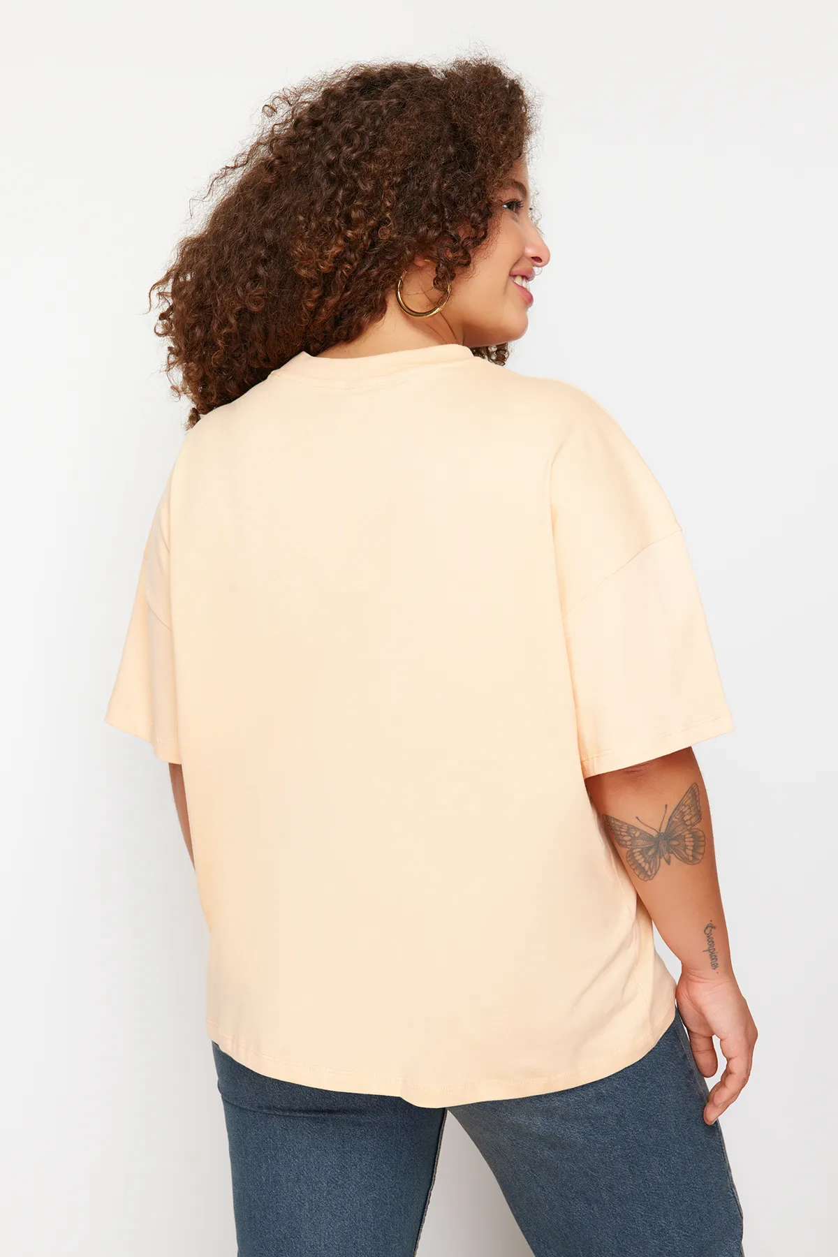 Trendyol Curve  Geripptes, weit geschnittenes Basic-Strick-T-Shirt mit Lachskragen TBBSS23BF00017