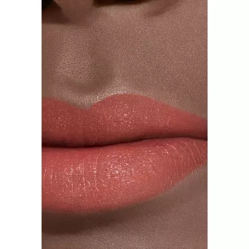 ROUGE ALLURE L'EXTRAIT High-intensity red. an extract of light and care