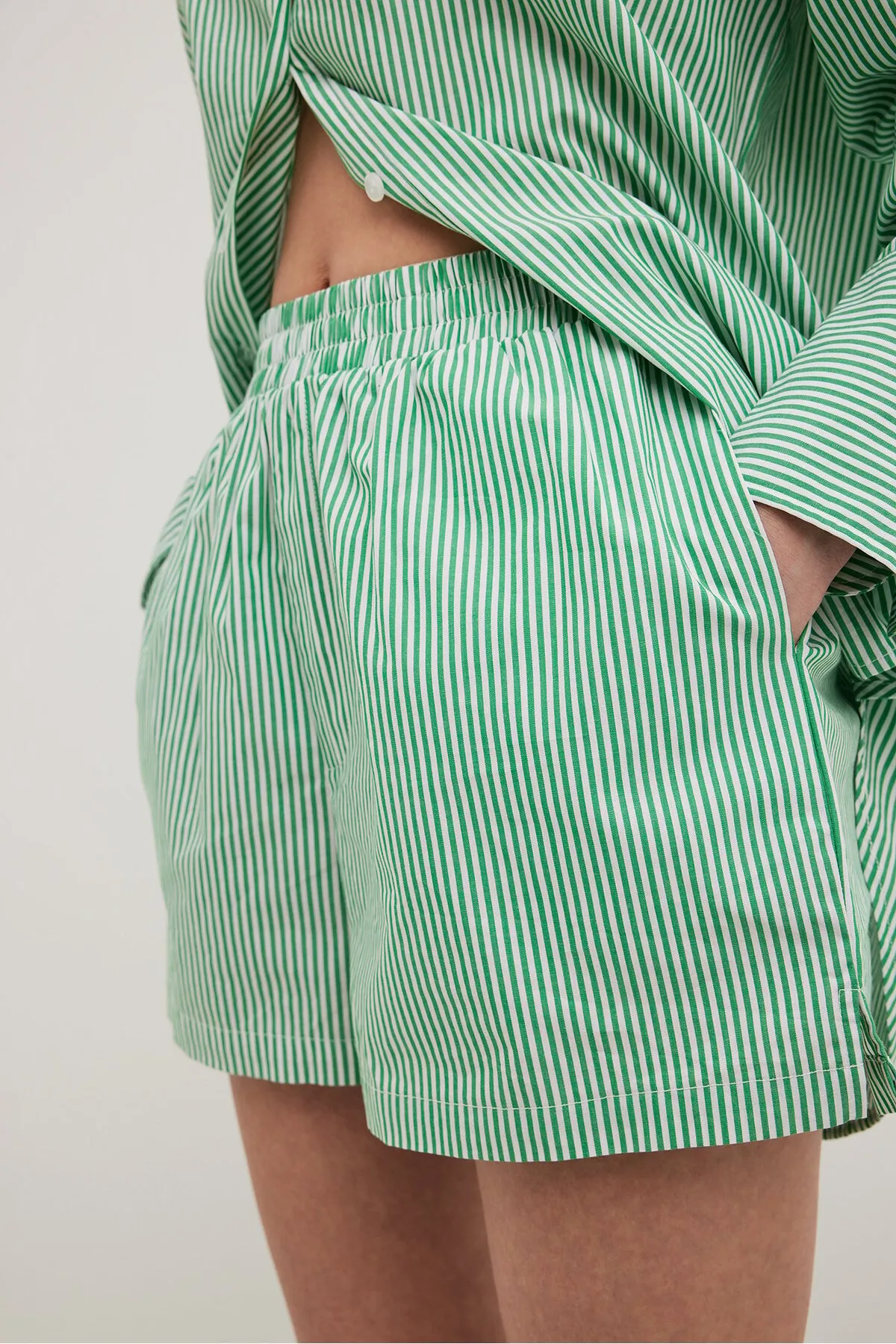 NA-KD  Gestreifte Baumwollshorts mit elastischer Taille