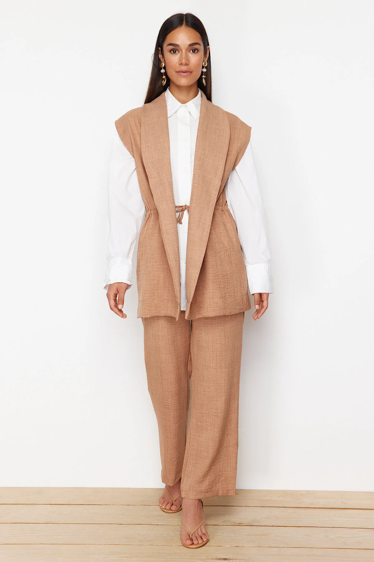 Trendyol Modest  Brauner, innen gebundener Kimono-Hosen-Gewebeanzug in Leinenoptik TCTSS23US00061