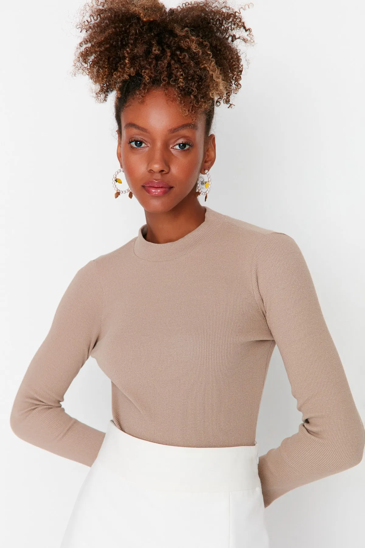 Trendyol Collection  Schmaler, zum Aufstecken geeigneter Body aus geripptem Stretch-Strick mit Stehkragen in Stein TWOAW20BD0011